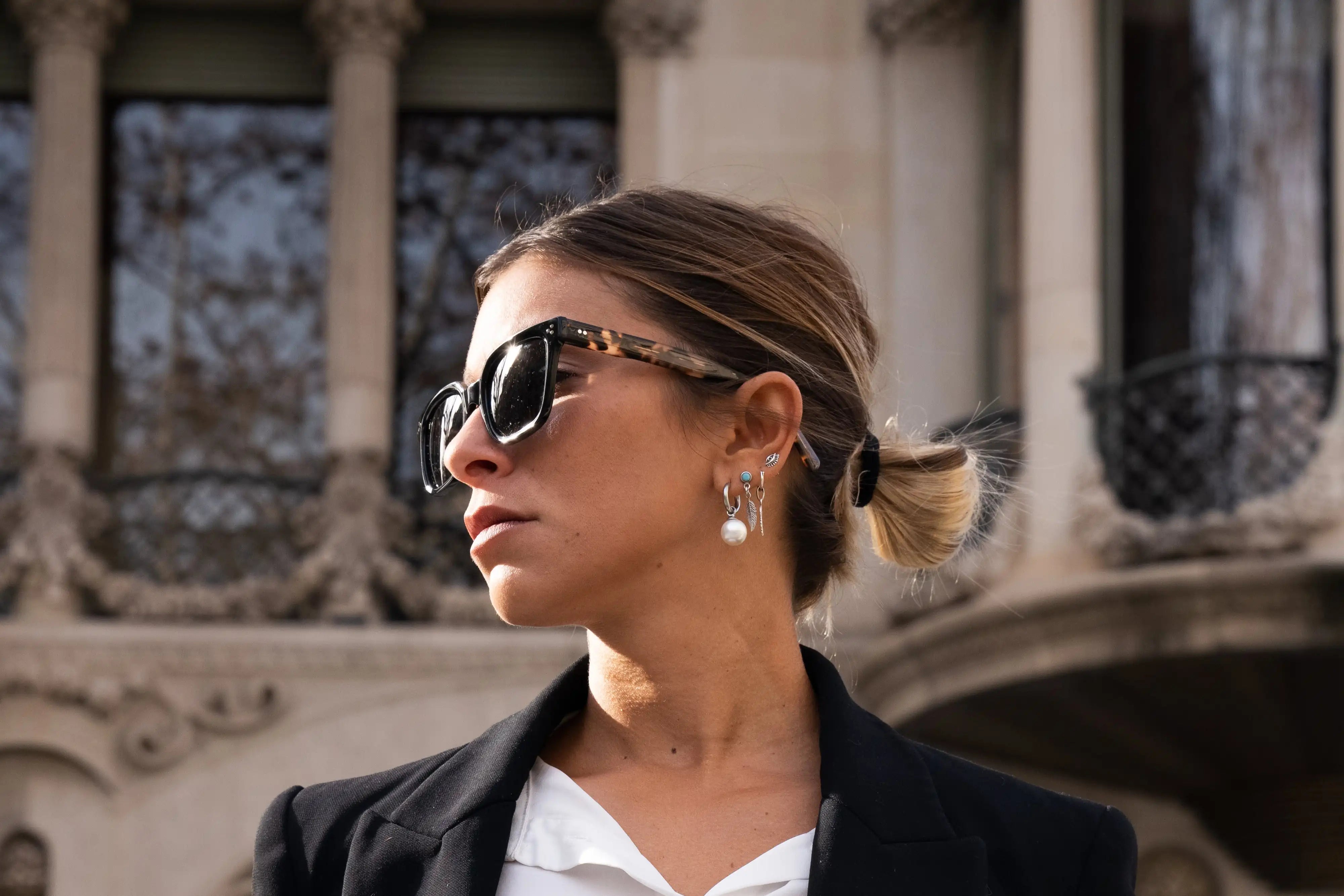 Mujer con gafas de sol Florit mira hacia la izquierda de la pantalla